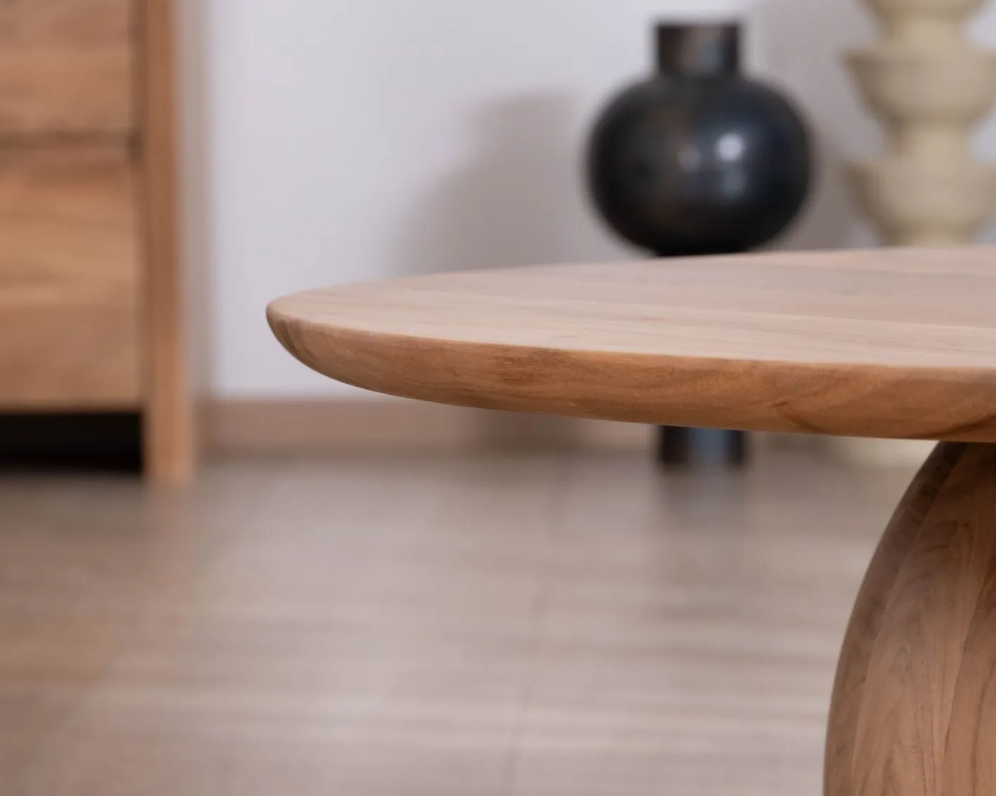 Hot Table basse design en acacia massif ronde avec pied boule "Voluto" Table Basse Ovale Ou Ronde