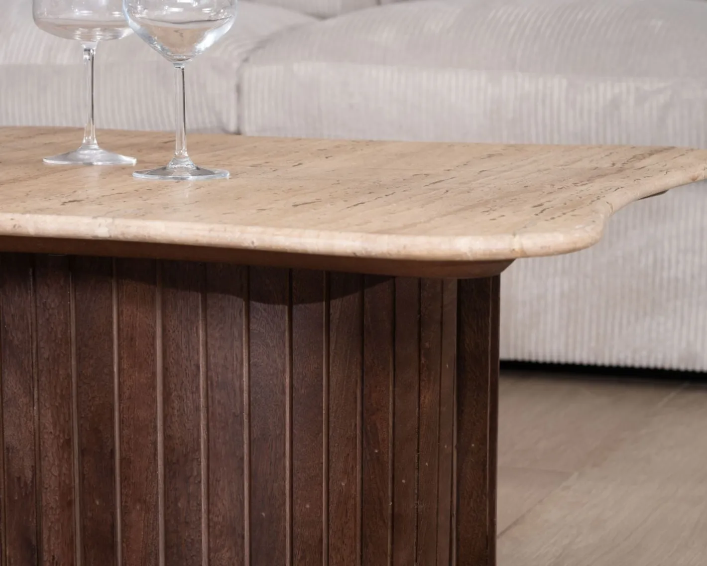Table basse design en travertin et manguier "Archipel" avec pieds en demi-sphères Table Basse Carrée