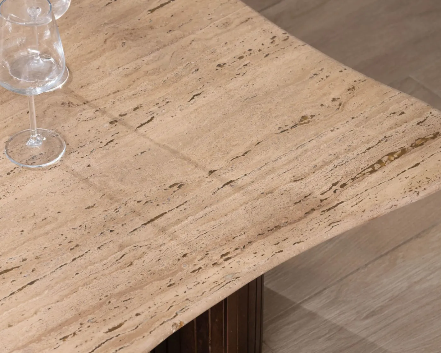 Table basse design en travertin et manguier "Archipel" avec pieds en demi-sphères Table Basse Carrée