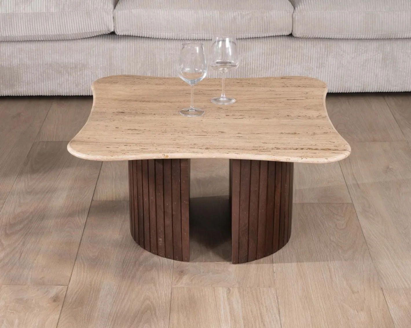 Table basse design en travertin et manguier "Archipel" avec pieds en demi-sphères Table Basse Carrée