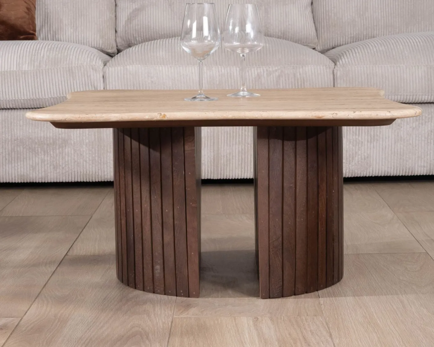 Table basse design en travertin et manguier "Archipel" avec pieds en demi-sphères Table Basse Carrée