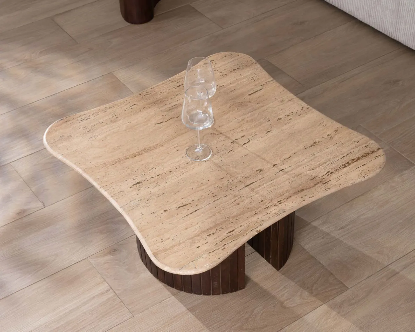 Table basse design en travertin et manguier "Archipel" avec pieds en demi-sphères Table Basse Carrée