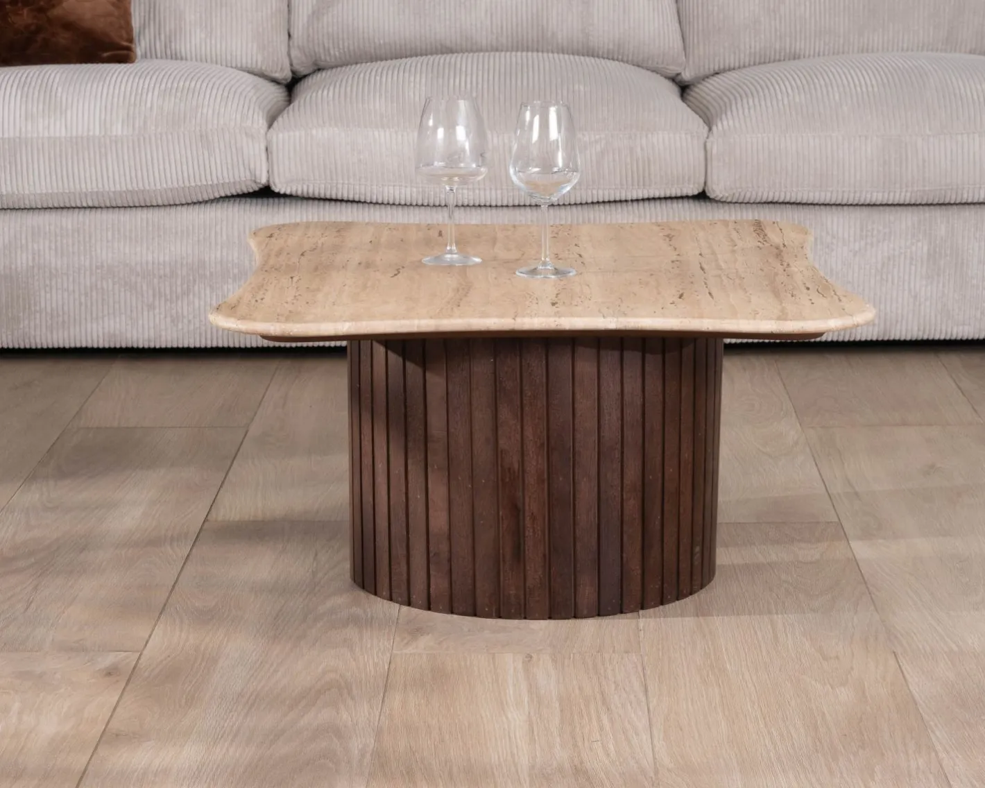 Table basse design en travertin et manguier "Archipel" avec pieds en demi-sphères Table Basse Carrée