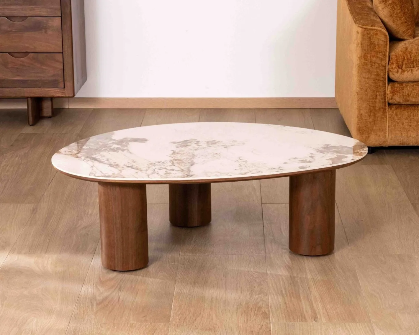 Sale Table basse design forme organique "Oria" plateau céramique et pieds cylindres teinte noyer Table Basse Ovale Ou Ronde