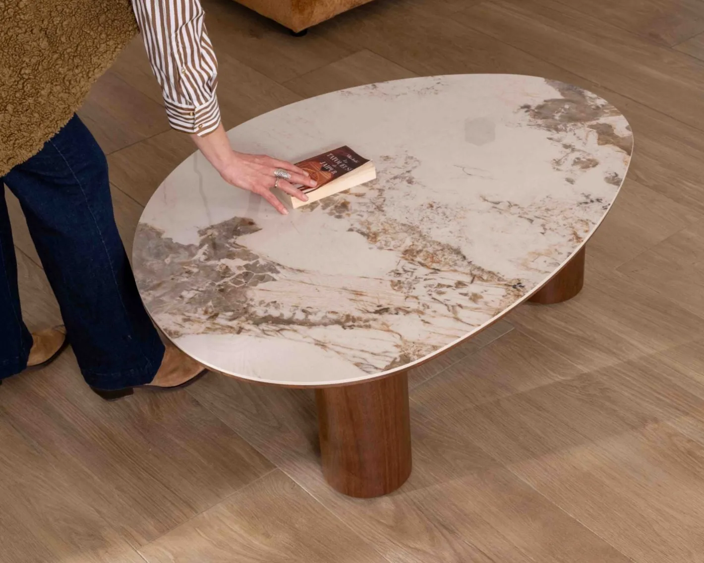 Sale Table basse design forme organique "Oria" plateau céramique et pieds cylindres teinte noyer Table Basse Ovale Ou Ronde