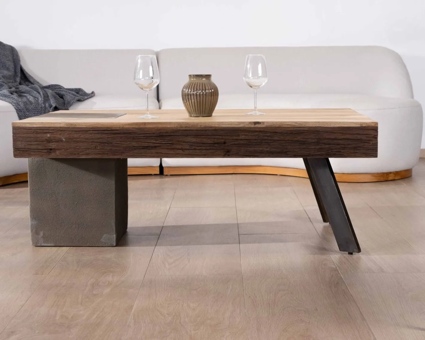 Sale Table basse rectangulaire design en manguier, pieds métal noir antique et ciment "Cemento" Table Basse Rectangulaire