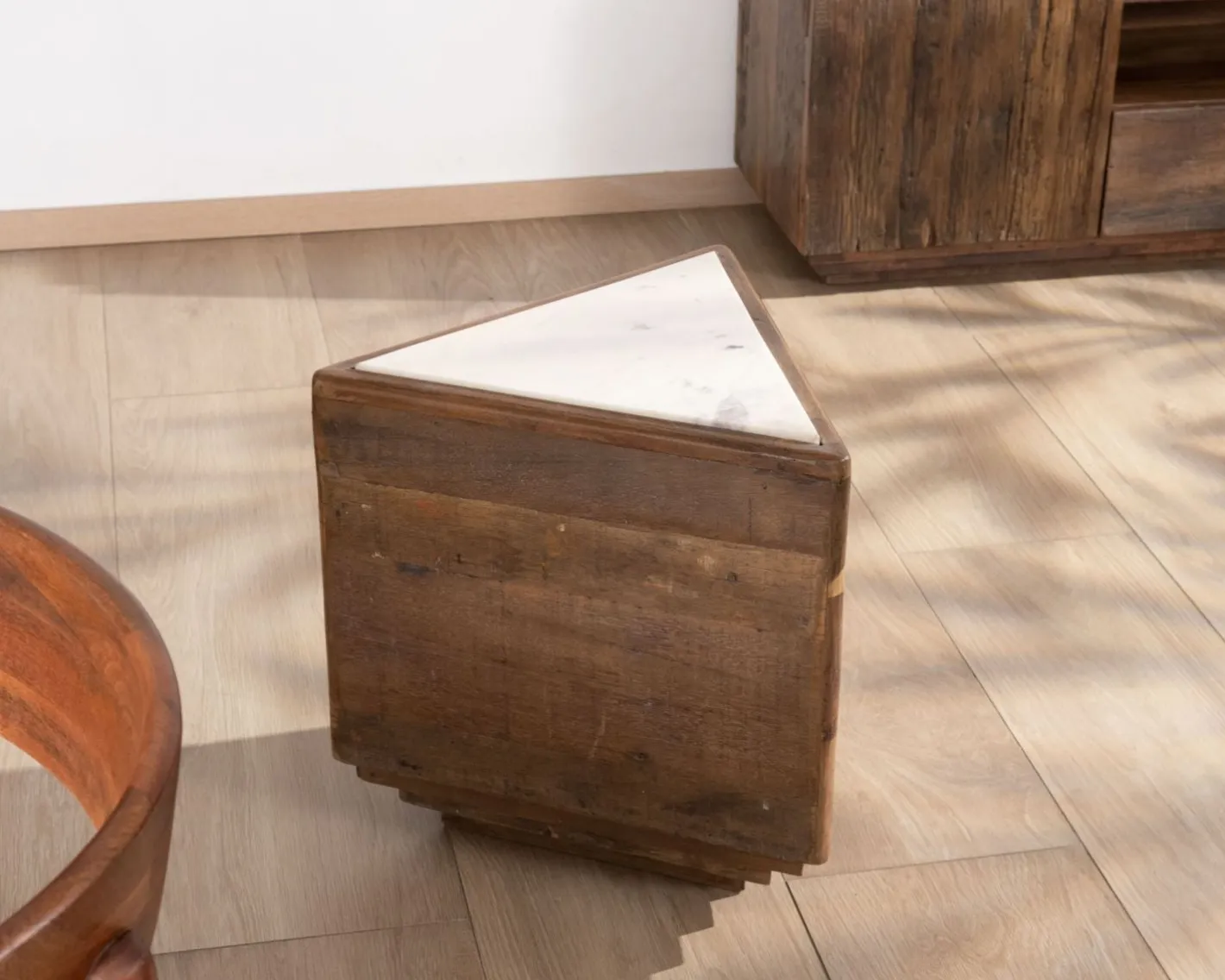 Outlet Table d'appoint triangulaire en bois recyclé et plateau marbre blanc "Mood" Table D'Appoint