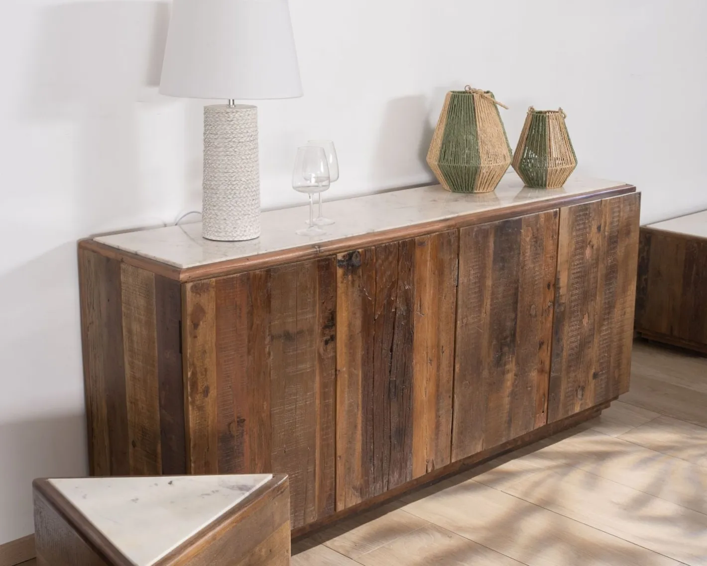 Outlet Table d'appoint triangulaire en bois recyclé et plateau marbre blanc "Mood" Table D'Appoint