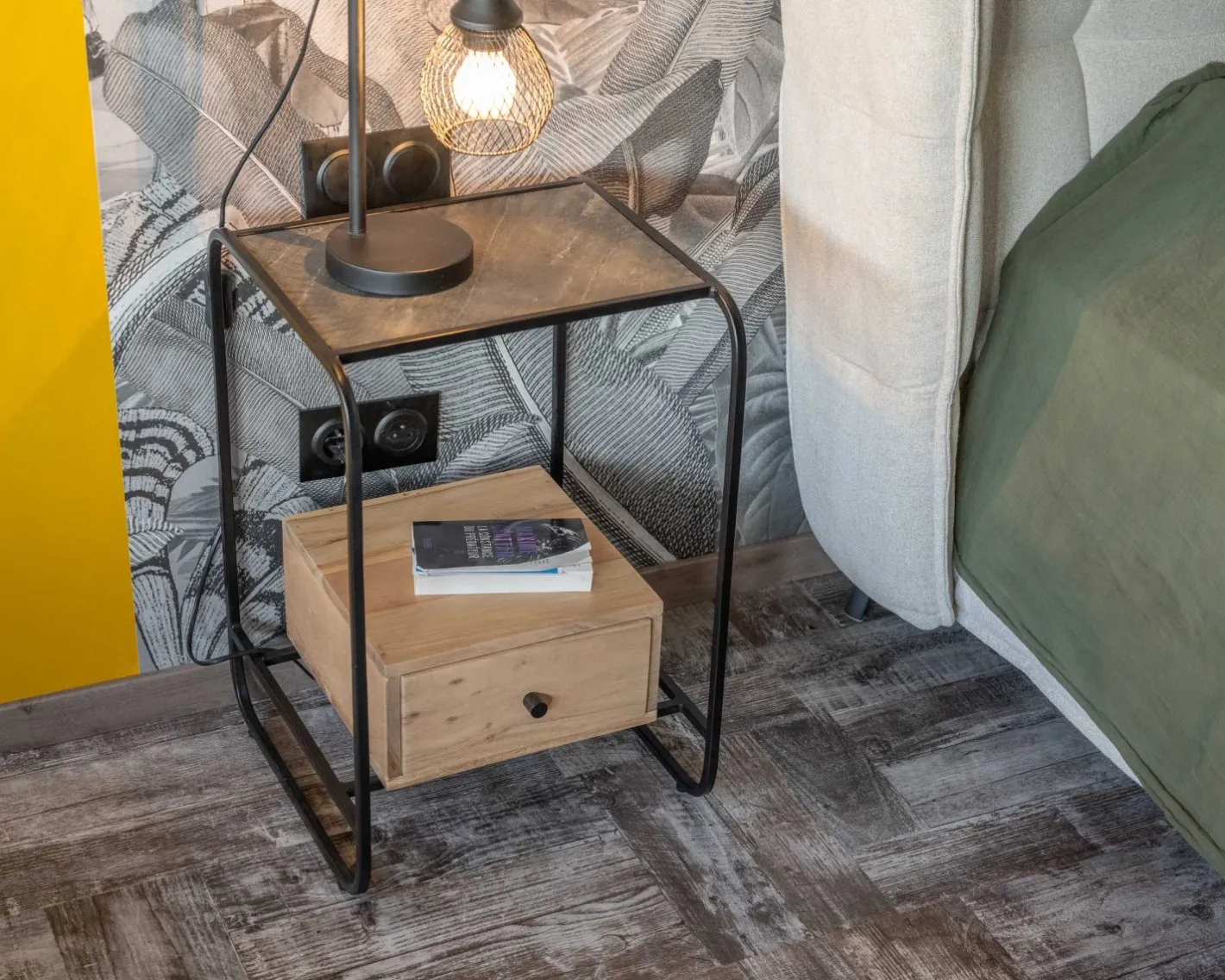 Outlet Table de chevet design en métal et bois avec plateau en placage pierre "Pikto" Bout De Canapé|Table D'Appoint