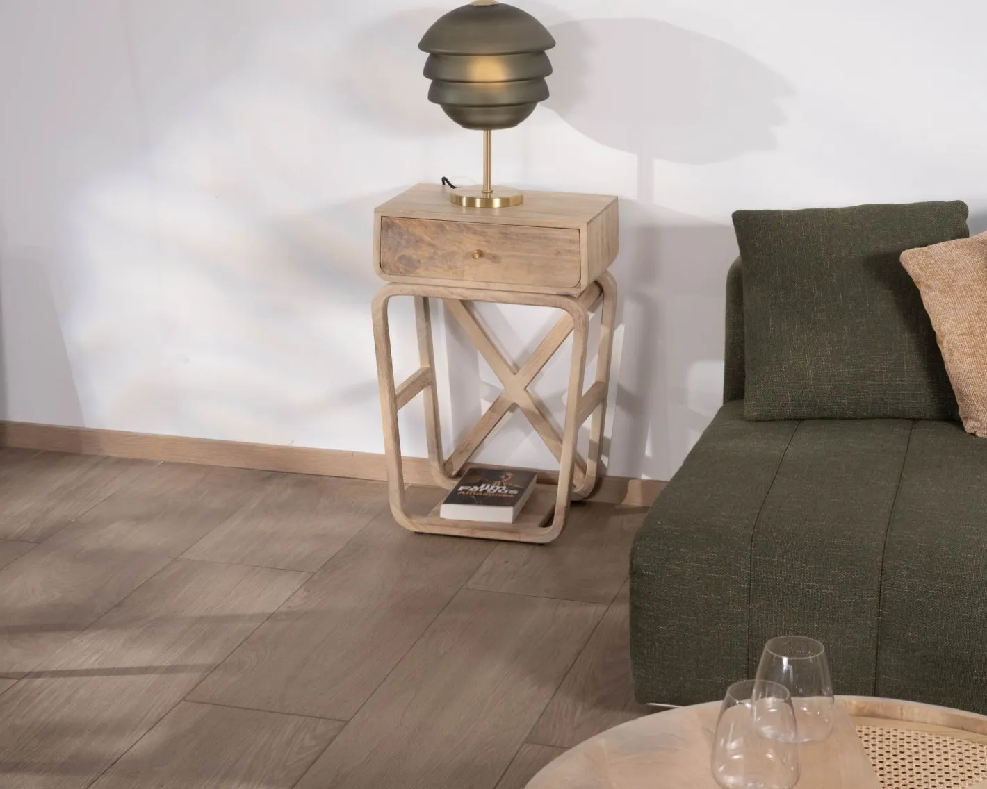 Online Table de chevet style épuré et rétro en manguier "Loopie" Bout De Canapé