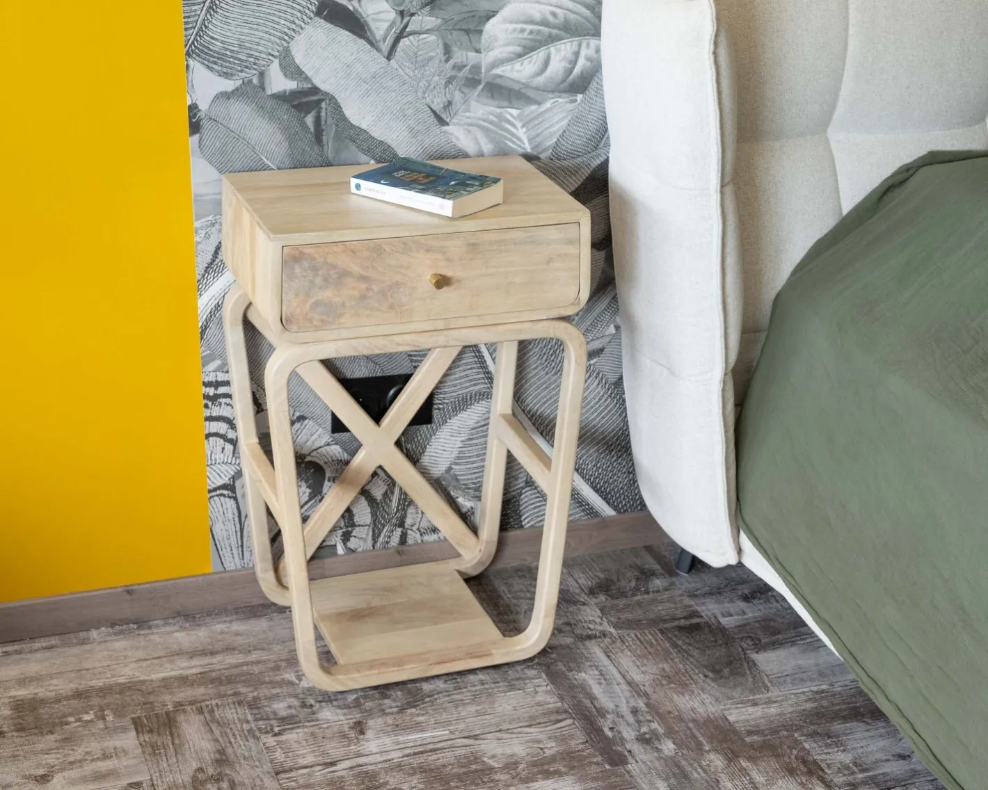 Online Table de chevet style épuré et rétro en manguier "Loopie" Bout De Canapé