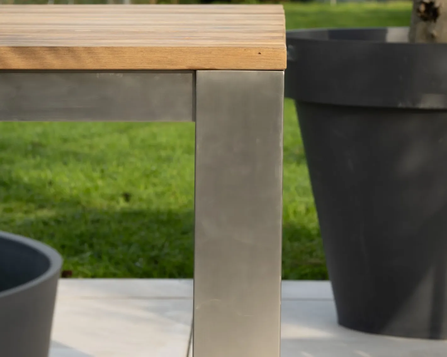 Hot Table de jardin carrée 160 cm en teck "Melta" pieds métal gris inox Table À Manger Carrée