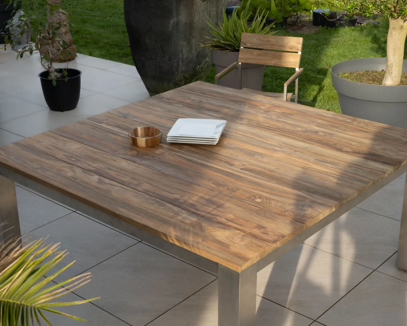 Hot Table de jardin carrée 160 cm en teck "Melta" pieds métal gris inox Table À Manger Carrée