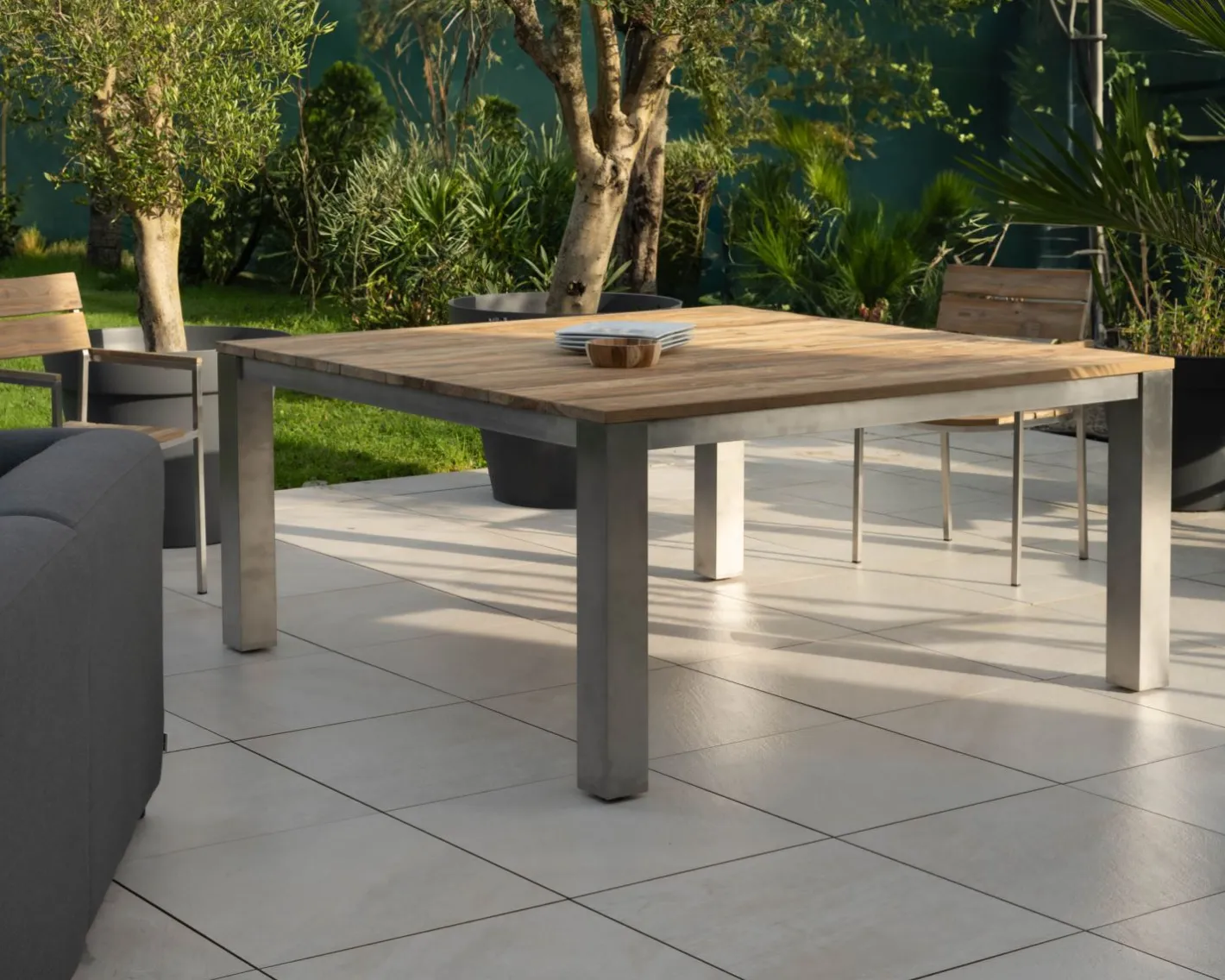 Hot Table de jardin carrée 160 cm en teck "Melta" pieds métal gris inox Table À Manger Carrée