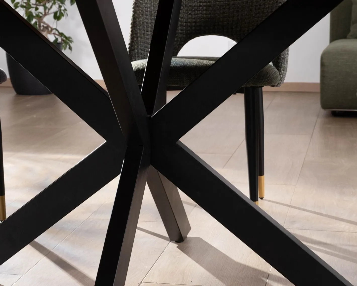 Table de repas carrée 140cm acacia finition chevrons pieds métal noir croisés "Géonidum" Table À Manger Carrée
