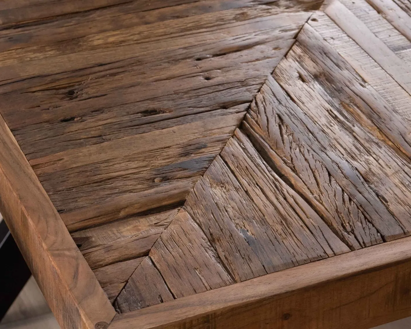 Table de repas carrée 140cm acacia finition chevrons pieds métal noir croisés "Géonidum" Table À Manger Carrée
