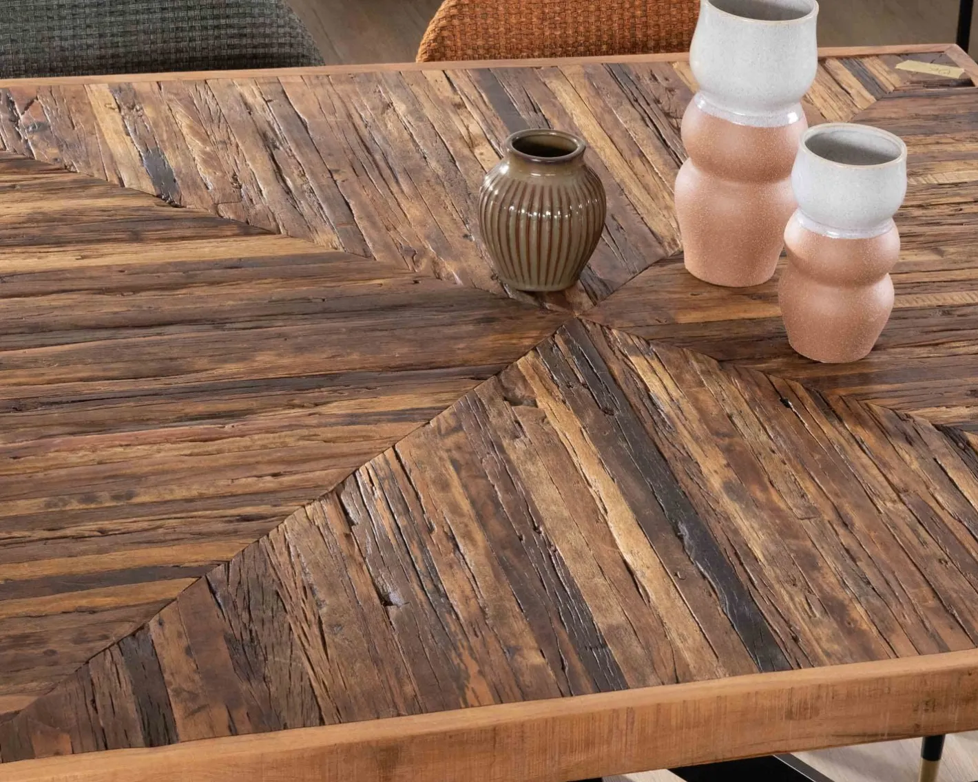 Table de repas carrée 140cm acacia finition chevrons pieds métal noir croisés "Géonidum" Table À Manger Carrée