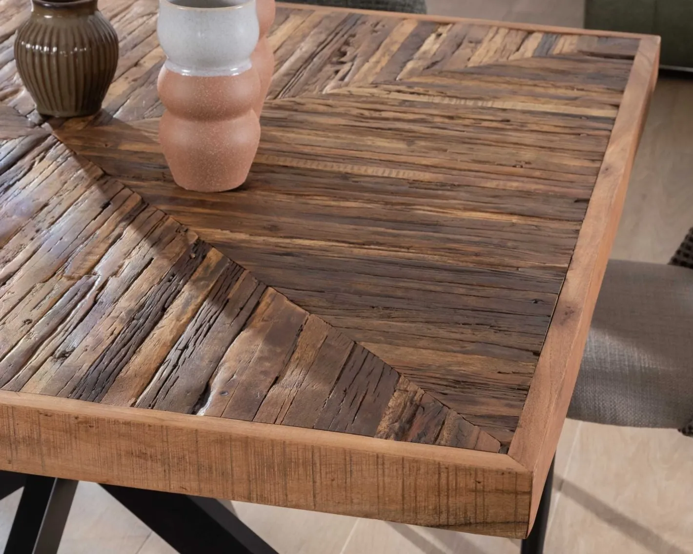 Table de repas carrée 140cm acacia finition chevrons pieds métal noir croisés "Géonidum" Table À Manger Carrée