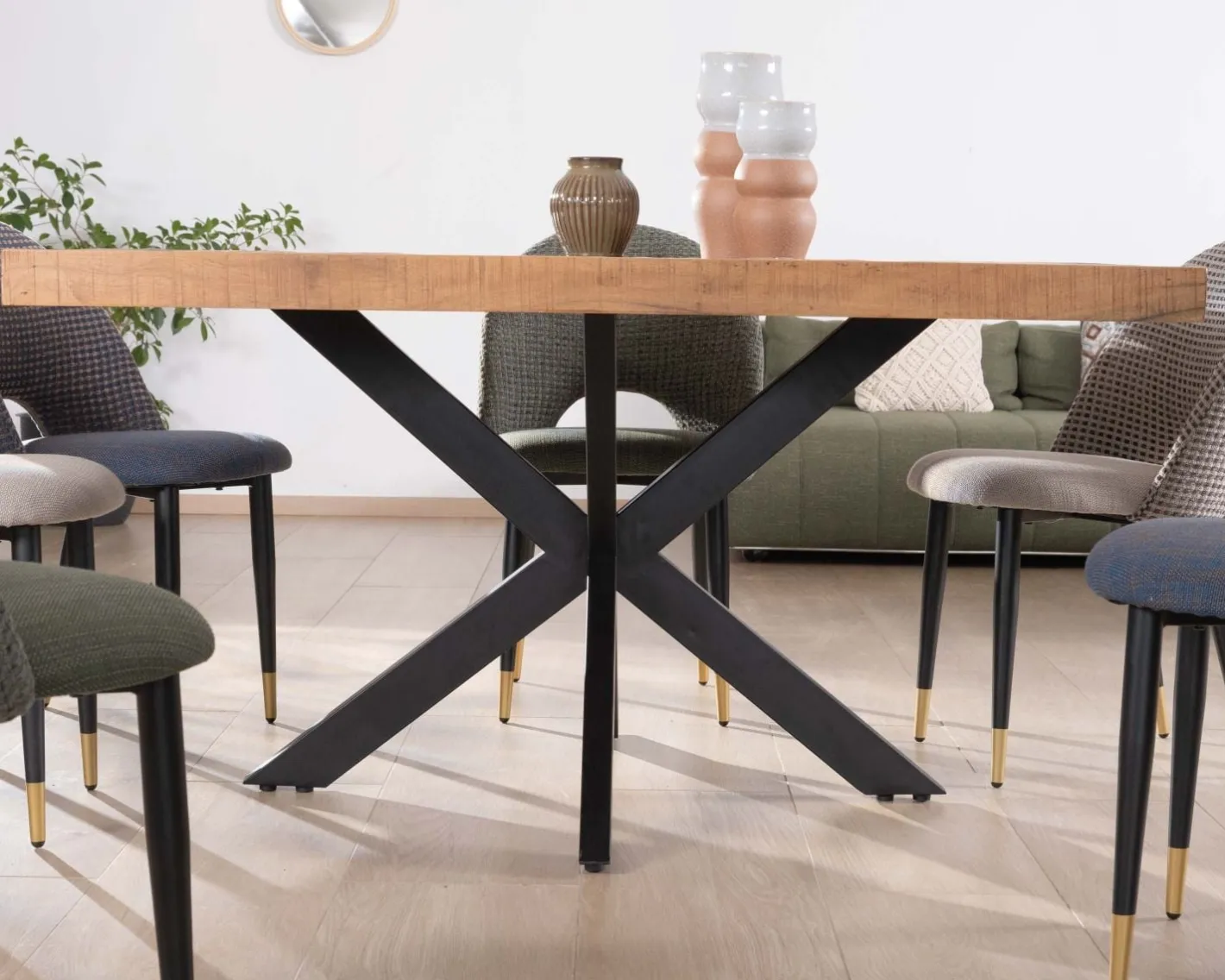 Table de repas carrée 140cm acacia finition chevrons pieds métal noir croisés "Géonidum" Table À Manger Carrée