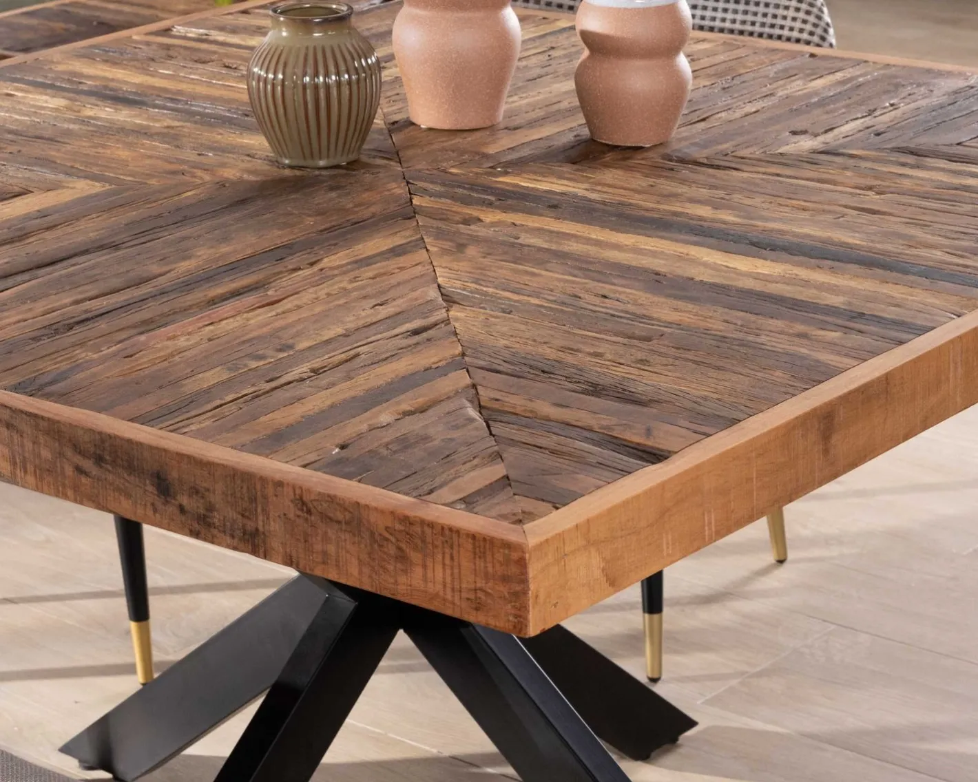Table de repas carrée 140cm acacia finition chevrons pieds métal noir croisés "Géonidum" Table À Manger Carrée