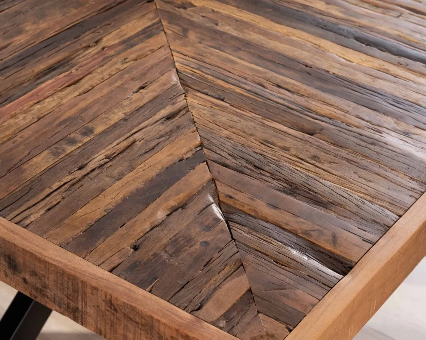 Table de repas carrée 140cm acacia finition chevrons pieds métal noir croisés "Géonidum" Table À Manger Carrée