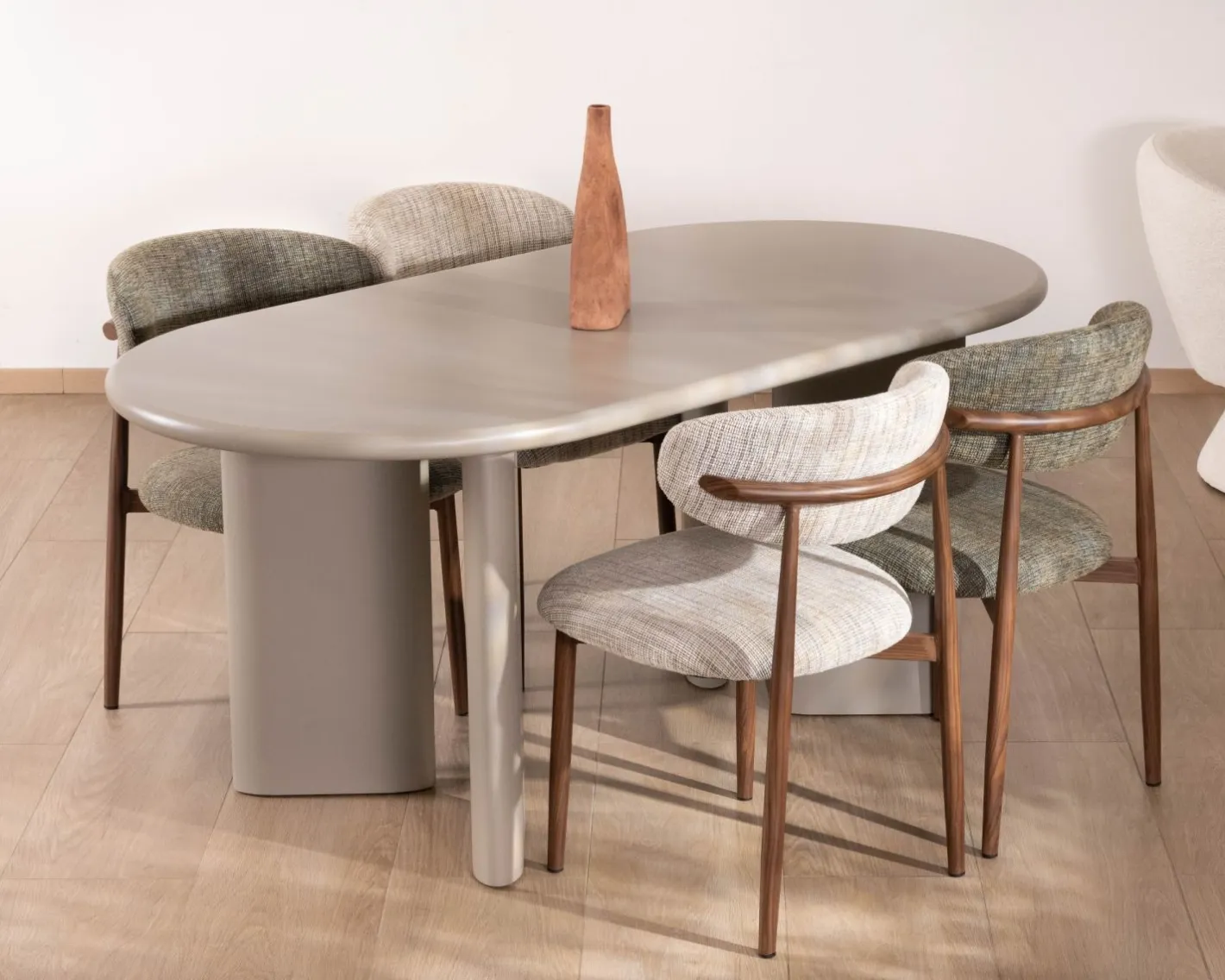 Table de repas ovale 180 cm design moderne et épuré beige "Odyna" Table À Manger Ronde Ou Ovale