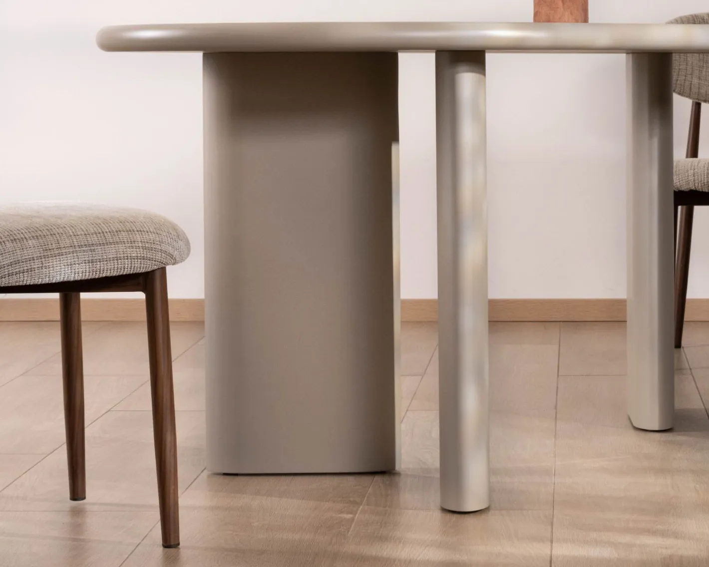 Table de repas ovale 180 cm design moderne et épuré beige "Odyna" Table À Manger Ronde Ou Ovale