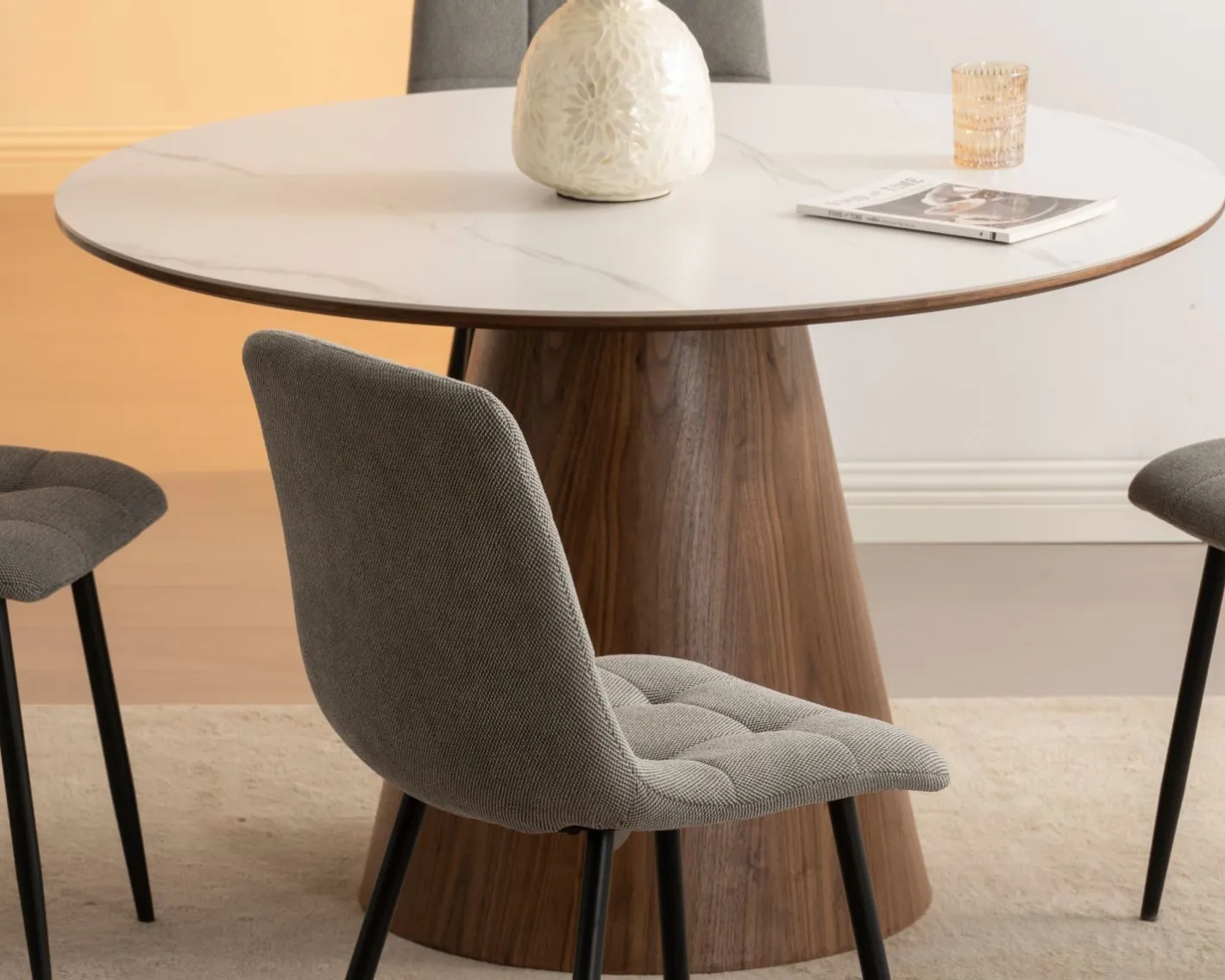 Hot Table de repas ronde 120 cm plateau céramique blanc effet marbre "Oria" piètement aspect noyer Table À Manger Ronde Ou Ovale