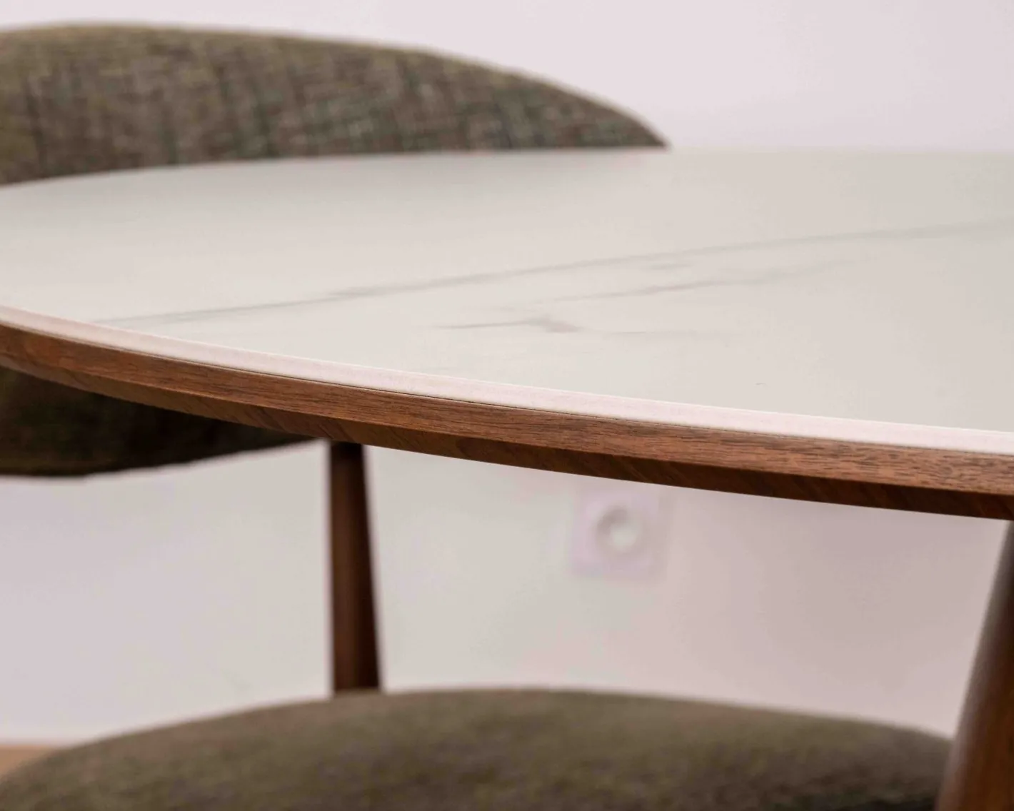 Hot Table de repas ronde 120 cm plateau céramique blanc effet marbre "Oria" piètement aspect noyer Table À Manger Ronde Ou Ovale