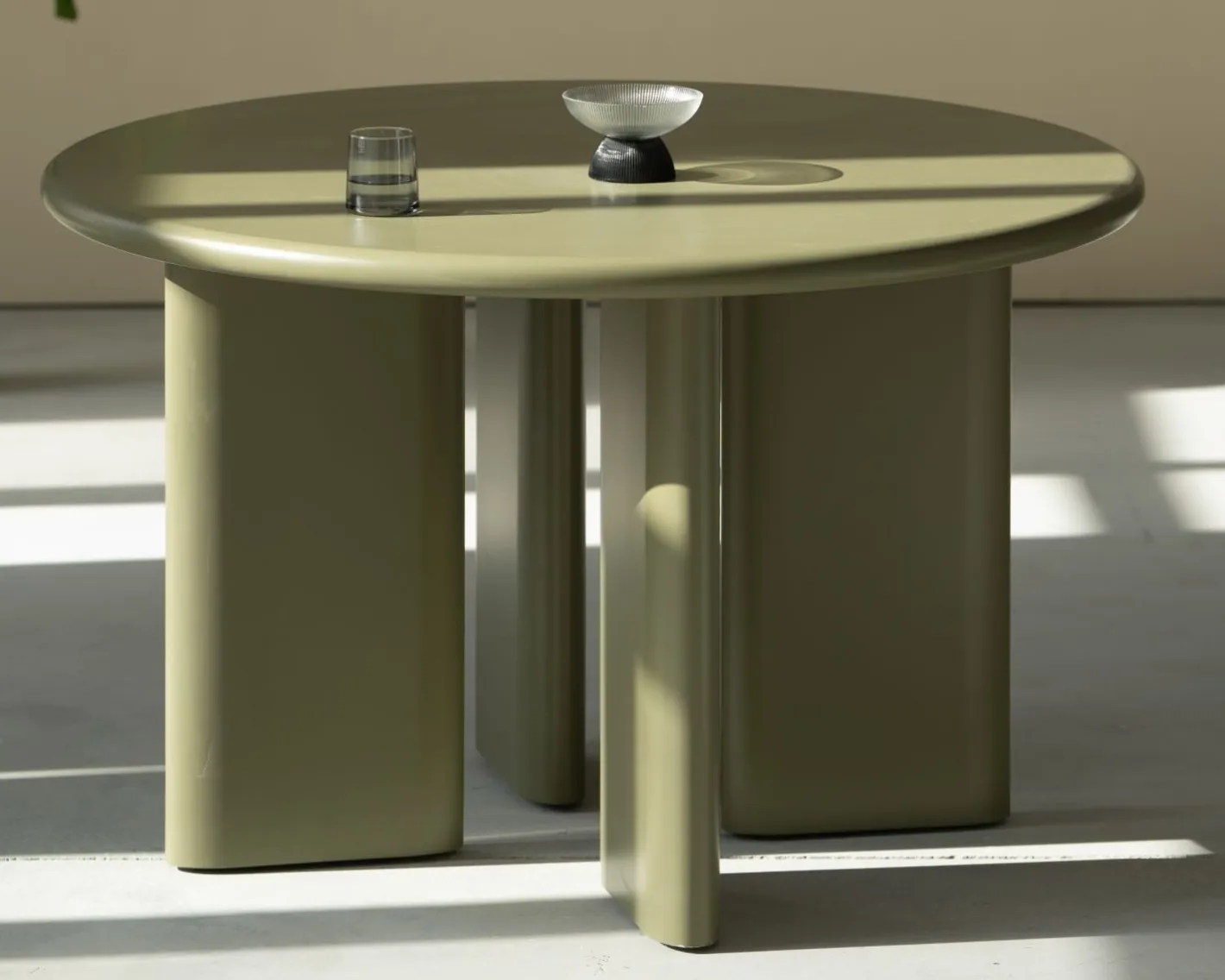 Hot Table de repas ronde coloris vert sauge "Odyna" 120 cm piètement sculptural Table À Manger Ronde Ou Ovale
