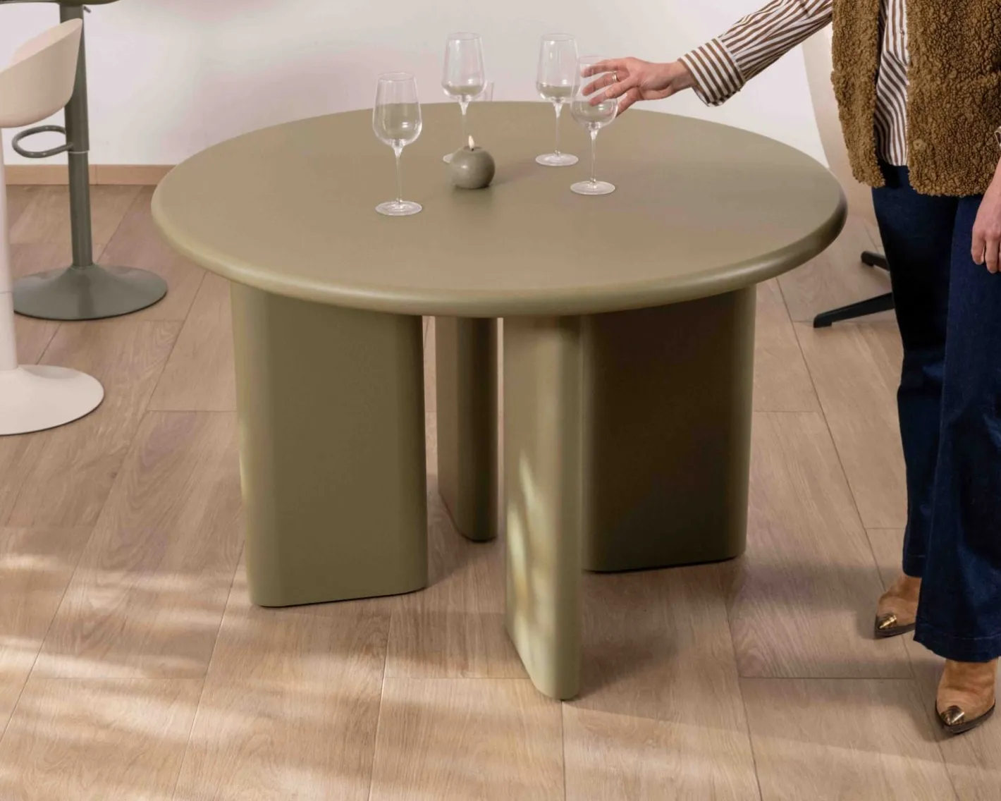 Hot Table de repas ronde coloris vert sauge "Odyna" 120 cm piètement sculptural Table À Manger Ronde Ou Ovale