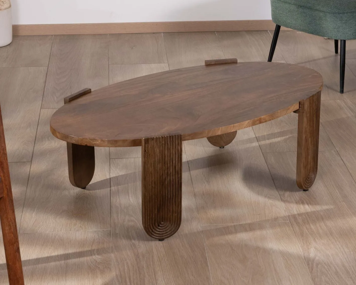 Table de salon ovale en manguier pieds cannelés "Loopie" Table Basse Ovale Ou Ronde