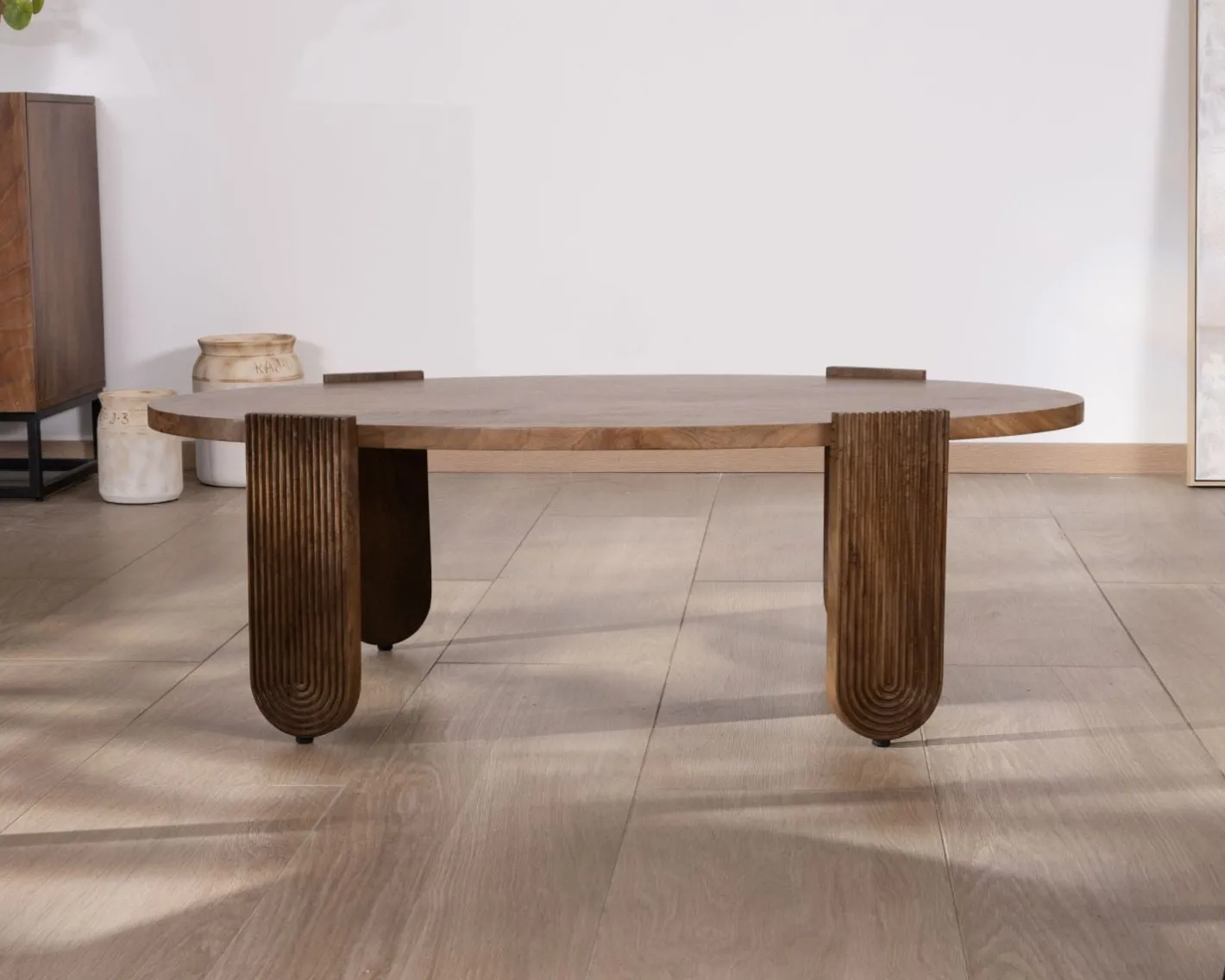 Table de salon ovale en manguier pieds cannelés "Loopie" Table Basse Ovale Ou Ronde