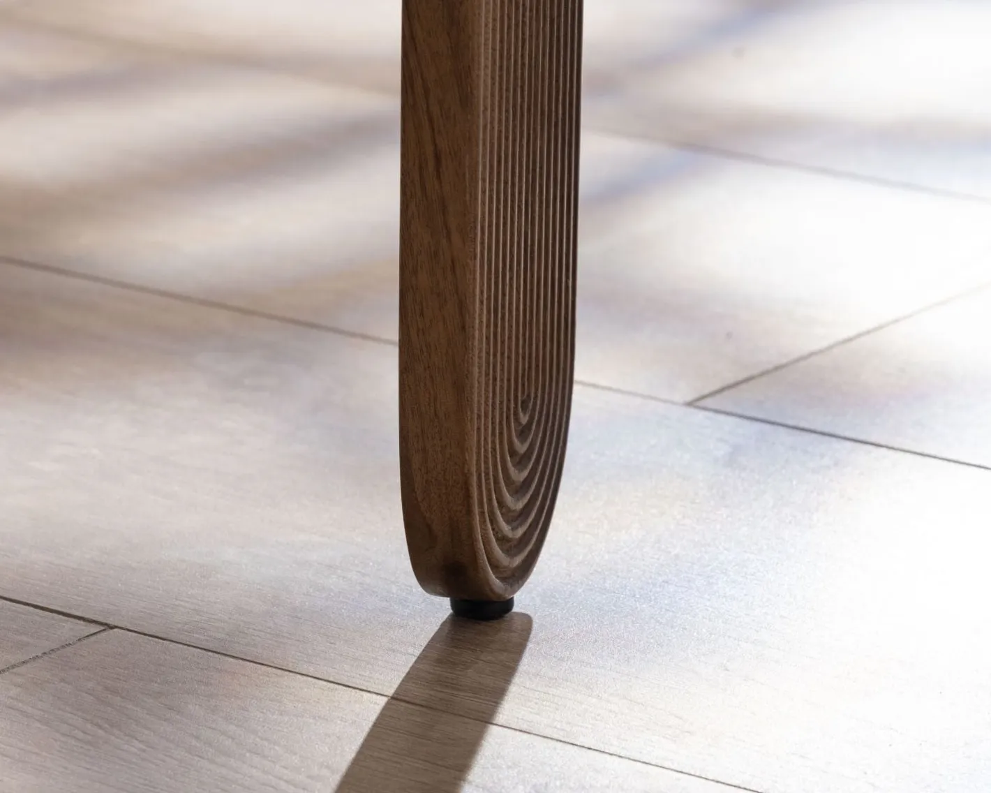 Table de salon ovale en manguier pieds cannelés "Loopie" Table Basse Ovale Ou Ronde