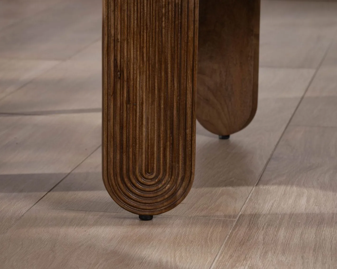 Table de salon ovale en manguier pieds cannelés "Loopie" Table Basse Ovale Ou Ronde