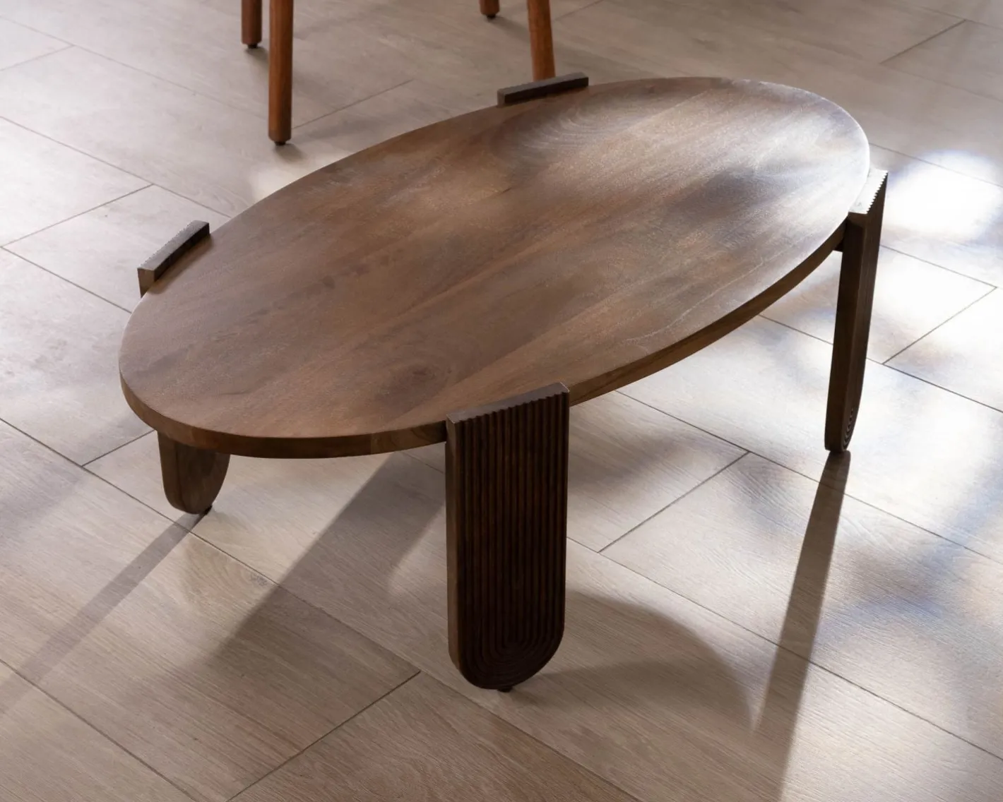 Table de salon ovale en manguier pieds cannelés "Loopie" Table Basse Ovale Ou Ronde