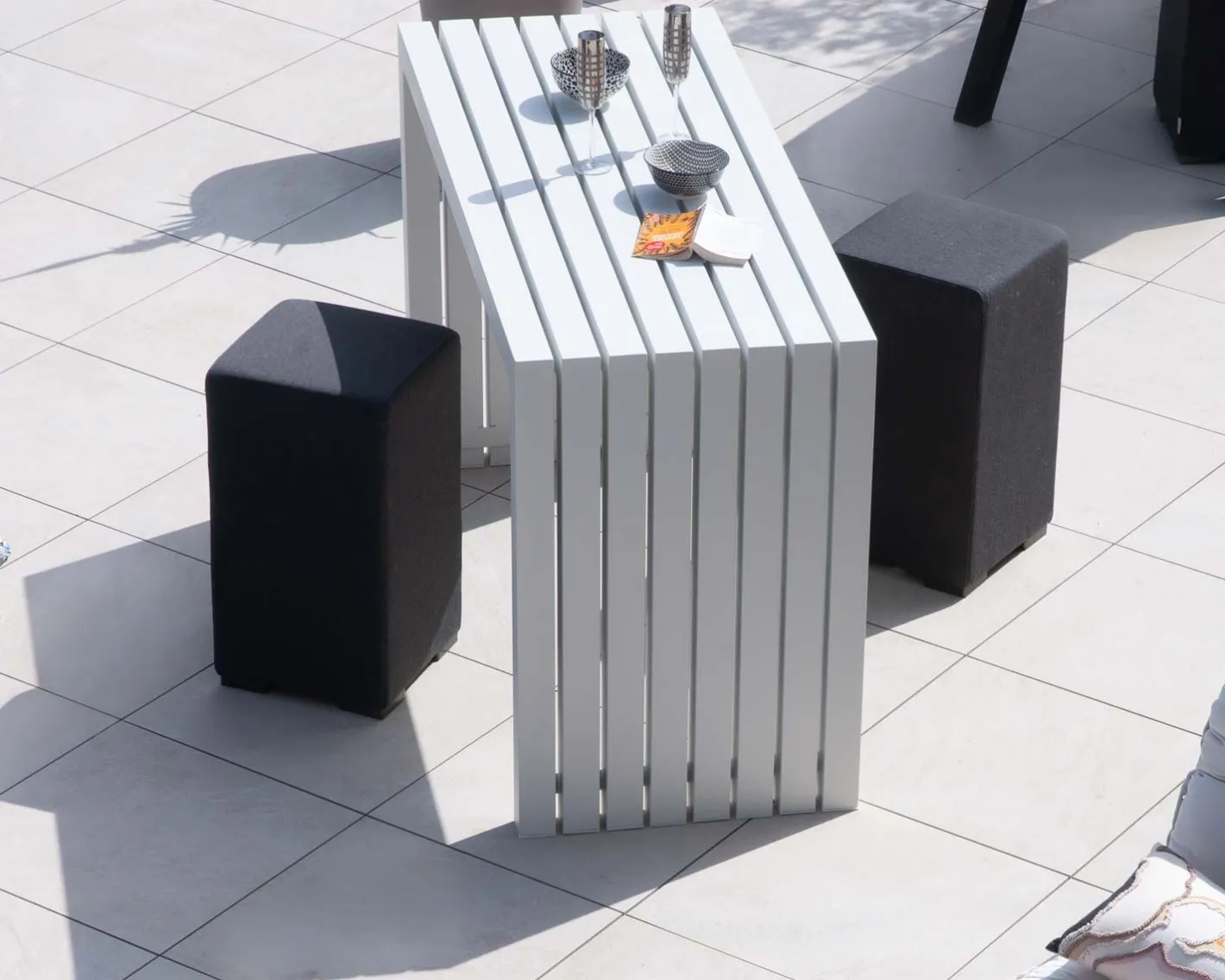 Hot Table haute design en aluminium blanc 160cm "Java Island" Table Haute Rectangulaire