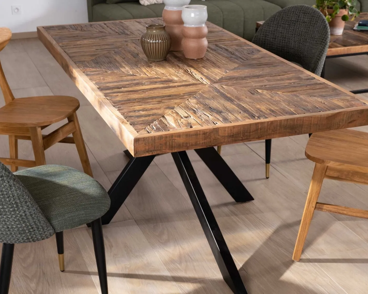Clearance Table rectangulaire 180cm acacia finition chevrons piètement métal mikado "Géonidum" Table À Manger Rectangulaire