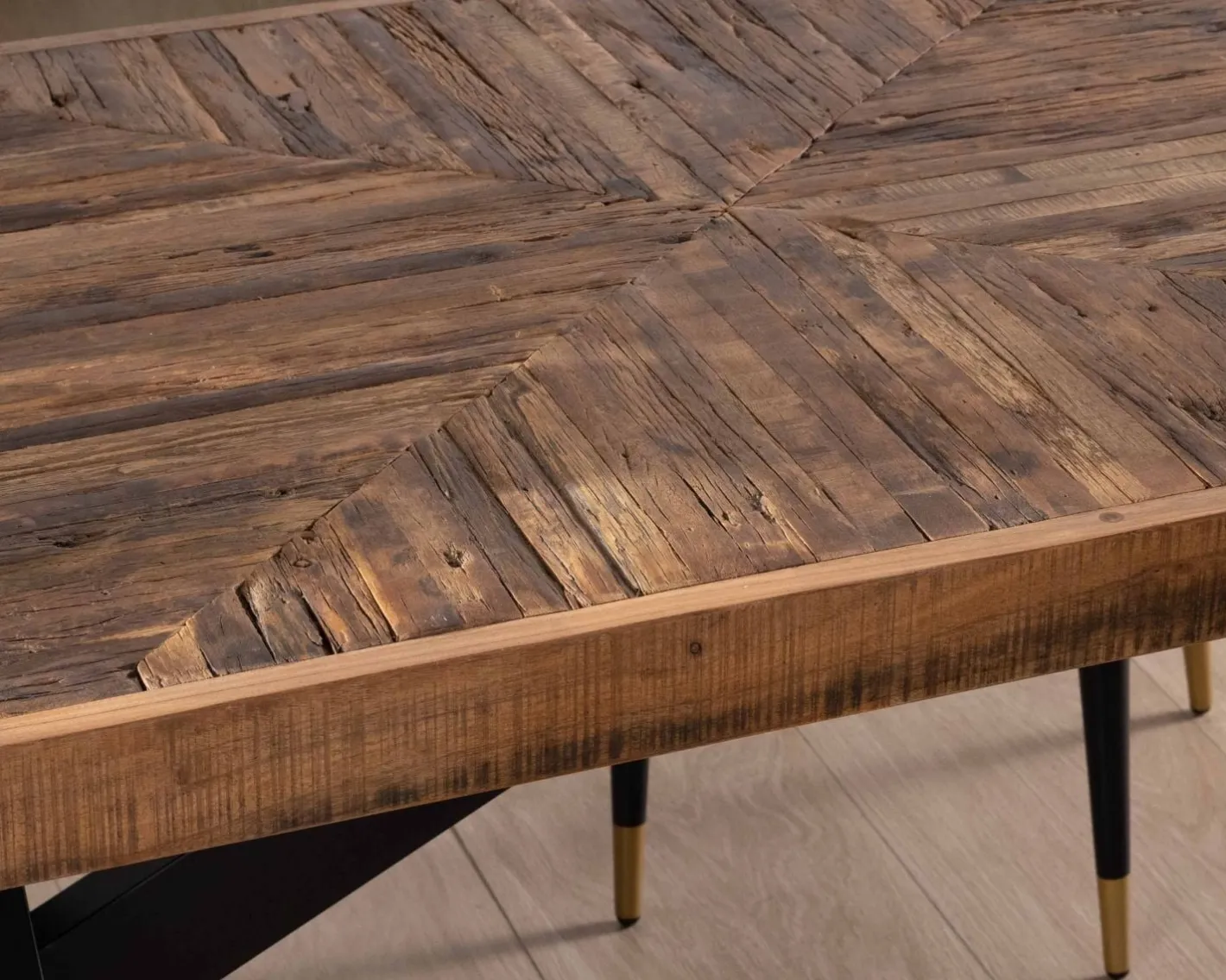Clearance Table rectangulaire 180cm acacia finition chevrons piètement métal mikado "Géonidum" Table À Manger Rectangulaire