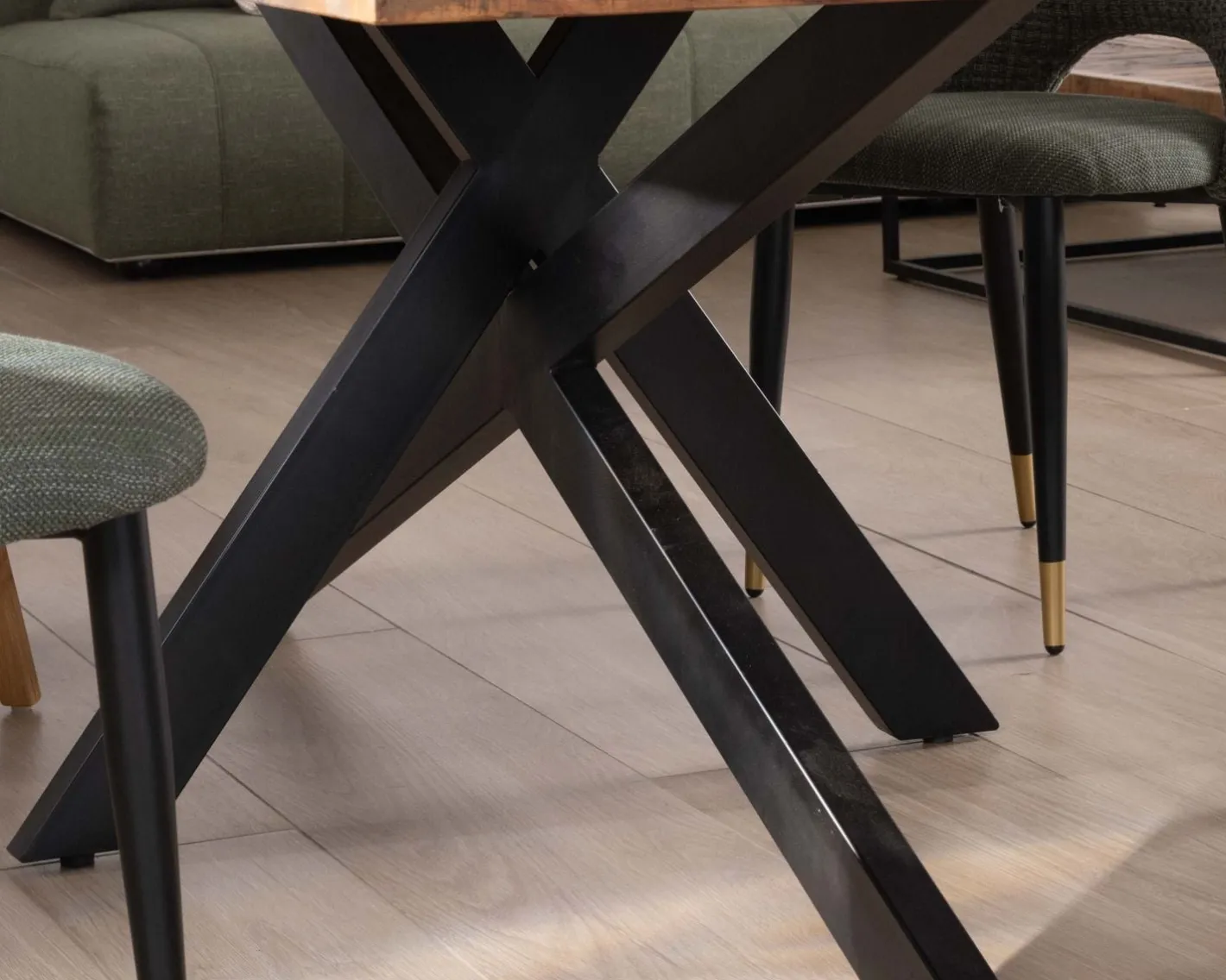 Clearance Table rectangulaire 180cm acacia finition chevrons piètement métal mikado "Géonidum" Table À Manger Rectangulaire