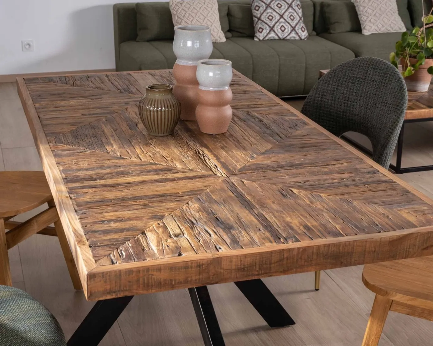 Clearance Table rectangulaire 180cm acacia finition chevrons piètement métal mikado "Géonidum" Table À Manger Rectangulaire