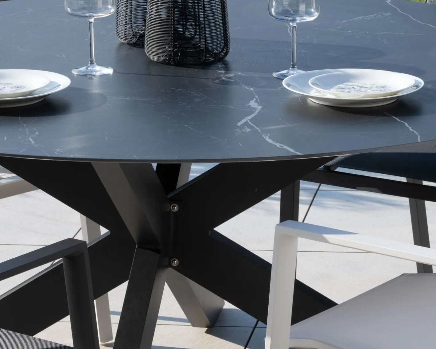 Online Table ronde noire en céramique et aluminium "Chinon" 160 cm Table À Manger Ronde Ou Ovale