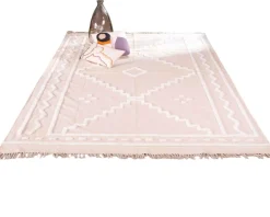 Discount Tapis beige tissé main et motifs brodés blancs