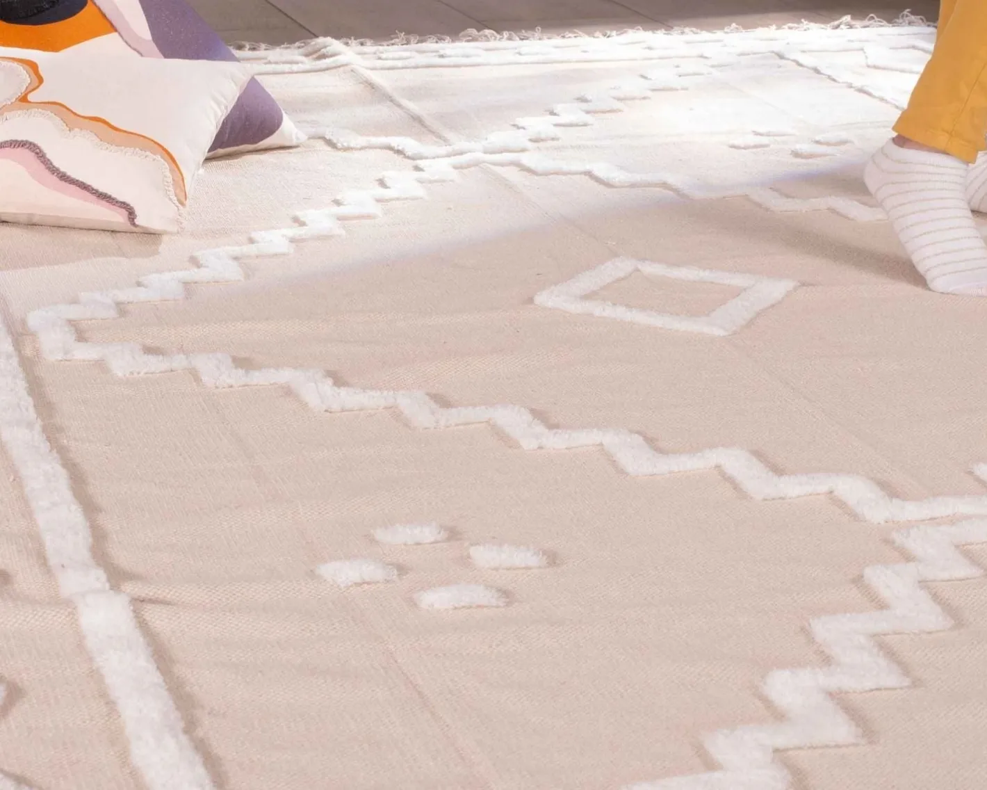 Discount Tapis beige tissé main et motifs brodés blancs "Matis" format 120x180cm Décoration