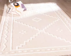 Discount Tapis beige tissé main et motifs brodés blancs