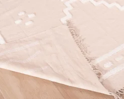 Discount Tapis beige tissé main et motifs brodés blancs