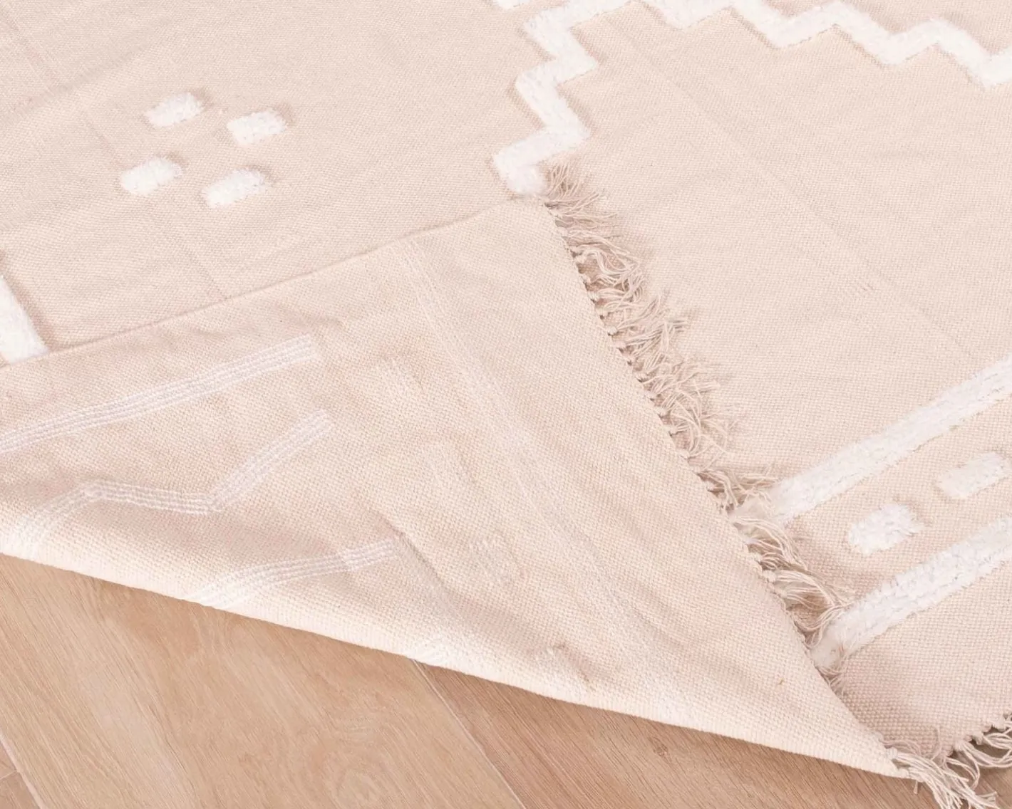 Discount Tapis beige tissé main et motifs brodés blancs "Matis" format 120x180cm Décoration