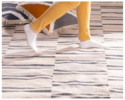 Discount Tapis rectangulaire blanc avec franges et rayures bleues 