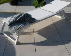 Hot Transat blanc design épuré en aluminium et textilène "Campobello" Bain De Soleil