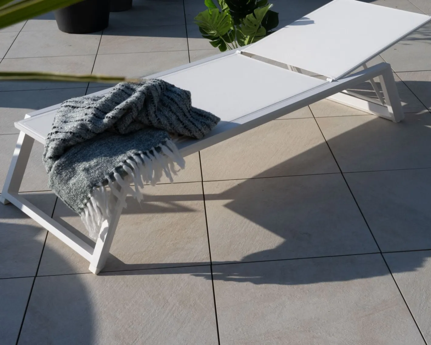 Hot Transat blanc design épuré en aluminium et textilène "Campobello" Bain De Soleil